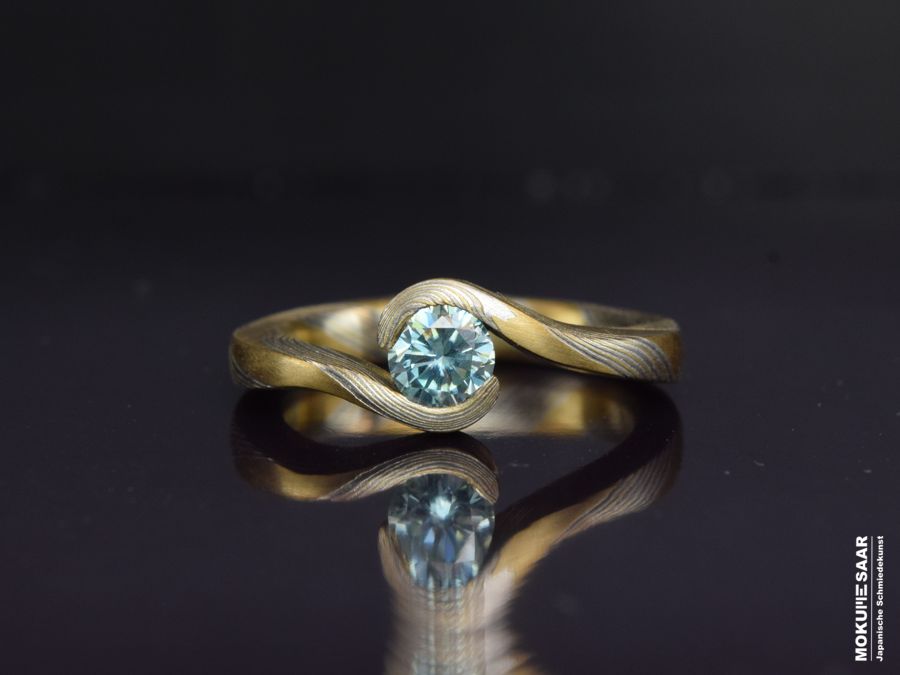 Mokume-Gane-Verlobungsring Tsunagari mit blauem Moissanit